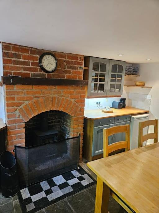 House In Historic Winchester Buitenkant foto